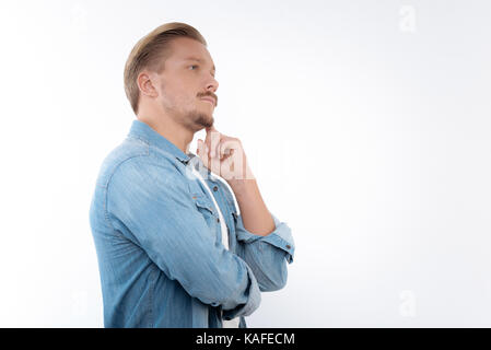 Jungen blonden Mann denken über entscheidende Dinge Stockfoto