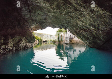 Quellgebiet der Bune Fluss in einer Höhle in der Nähe des Hancock Tekke Stockfoto