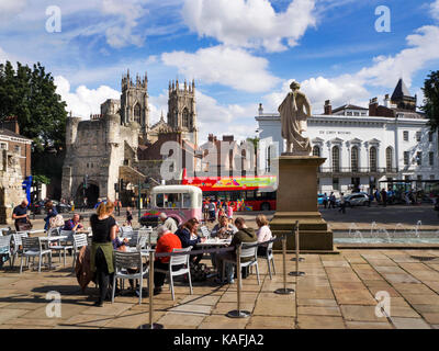 Cafe Tischen draußen auf dem Platz mit Bootham Bar und das York Minster hinter York Yorkshire England Stockfoto