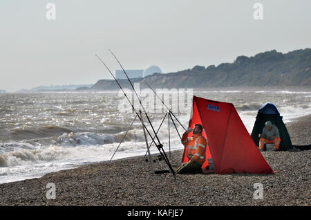 Männer angeln im Meer am Strand von dunwich Suffolk england Stockfoto