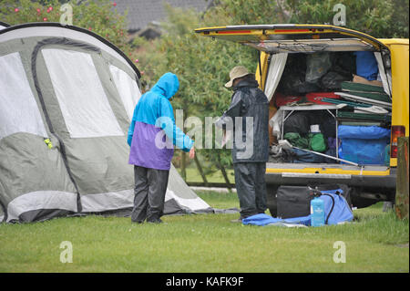 Älteres Paar pitching Zelt im Regen Stockfoto