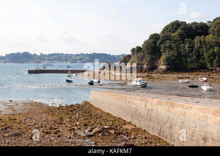 Bei Ebbe, die Zahl 1 schiefe Ebene Dock von Port Clos, die in der Insel Bréhat (Cote d'Armor - Frankreich). Nach dem Tidenhub, meer link Boote Stockfoto