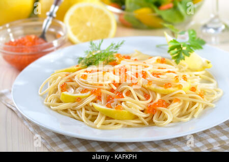 Italienische Spaghetti mit Zitronensauce und Russische Forellen Kaviar Stockfoto