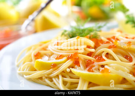 Italienische Spaghetti mit Zitronensauce und Russische Forellen Kaviar Stockfoto