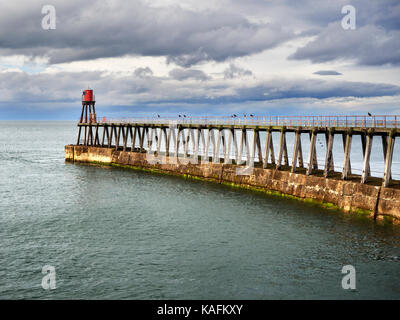 Osten Pier Wellenbrecher und Hafen Licht in Whitby Yorkshire England Stockfoto