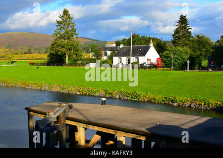 Kanal und Häuschen im Gairlochy - Schottland Stockfoto