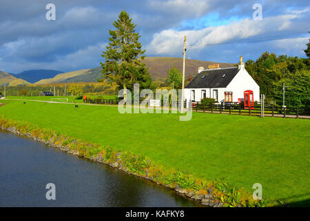 Kanal und Häuschen im Gairlochy - Schottland Stockfoto