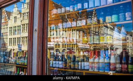 Gent, Belgien - 21/09/2017: Schaufenster mit einer Vielzahl von Biersorten. Die alten Gebäude neben Sint Veerleplein sind sichtbar, die in der Reflexion, Gent. Stockfoto