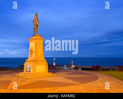 Captain Cook Statue am West Cliff bei Dämmerung Whitby Yorkshire England Stockfoto