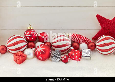 Weihnachten festliche Dekoration Hintergrund mit Weihnachtskugeln Stockfoto