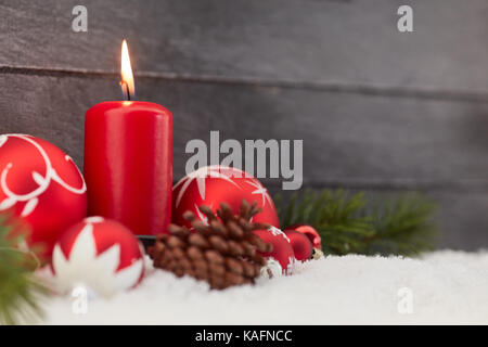 Kerze mit Weihnachten Kugeln und Kerzen als Dekoration Stockfoto