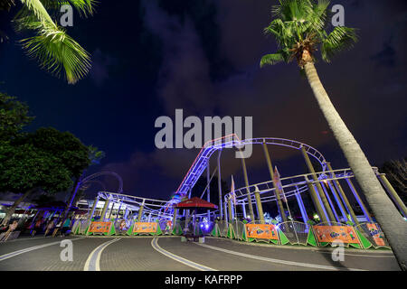 Amusement Park bei Nacht mit Bewegungsunschärfe Stockfoto