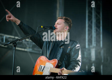 Die englische Rockband Alt-J (auch ∆ genannt) spielt ein Live-Konzert beim norwegischen Musikfestival Bergenfest 2015 in Bergen. Hier ist Sänger und Gitarrist Joe Newman live auf der Bühne zu sehen. Norwegen, 13/06 2015. Stockfoto