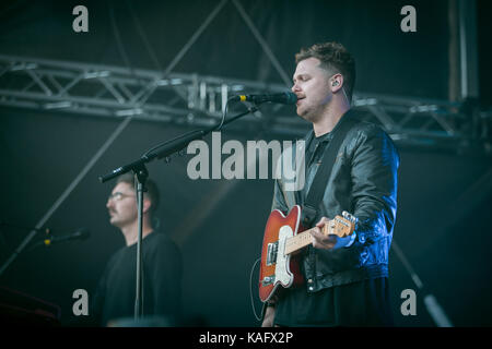 Die englische Rockband Alt-J (auch ∆ genannt) spielt ein Live-Konzert beim norwegischen Musikfestival Bergenfest 2015 in Bergen. Hier ist Sänger und Gitarrist Joe Newman live auf der Bühne zu sehen. Norwegen, 13/06 2015. Stockfoto