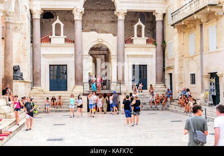 Touristen im Innenhof der Diokletianspalast Split. Stockfoto