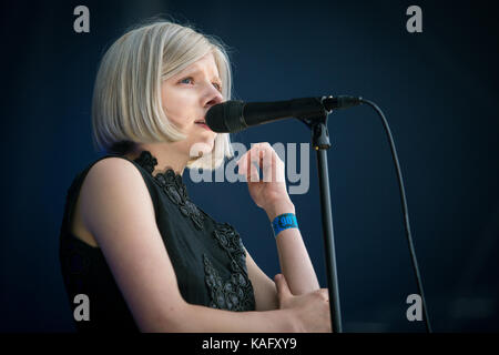 Die junge und talentierte norwegische Sängerin, Musikerin und Songwriterin AURORA spielt ein Live-Konzert beim norwegischen Musikfestival Bergenfest 2015 in Bergen. Norwegen, 13/06 2015. Stockfoto