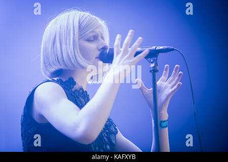 Die junge und talentierte norwegische Sängerin, Musikerin und Songwriterin AURORA spielt ein Live-Konzert beim norwegischen Musikfestival Bergenfest 2015 in Bergen. Norwegen, 13/06 2015. Stockfoto