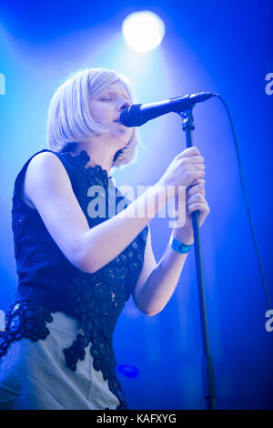 Die junge und talentierte norwegische Sängerin, Musikerin und Songwriterin AURORA spielt ein Live-Konzert beim norwegischen Musikfestival Bergenfest 2015 in Bergen. Norwegen, 13/06 2015. Stockfoto