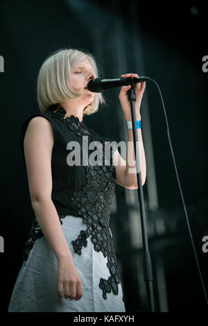 Die junge und talentierte norwegische Sängerin, Musikerin und Songwriterin AURORA spielt ein Live-Konzert beim norwegischen Musikfestival Bergenfest 2015 in Bergen. Norwegen, 13/06 2015. Stockfoto