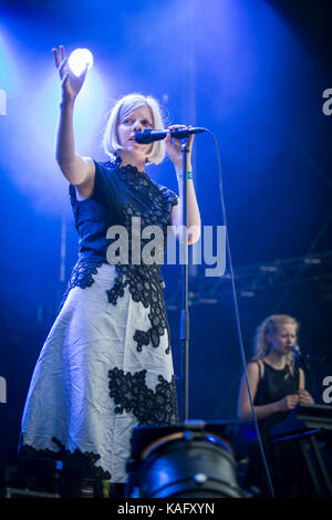 Die junge und talentierte norwegische Sängerin, Musikerin und Songwriterin AURORA spielt ein Live-Konzert beim norwegischen Musikfestival Bergenfest 2015 in Bergen. Norwegen, 13/06 2015. Stockfoto