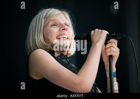 Die junge und talentierte norwegische Sängerin, Musikerin und Songwriterin AURORA spielt ein Live-Konzert beim norwegischen Musikfestival Bergenfest 2015 in Bergen. Norwegen, 13/06 2015. Stockfoto