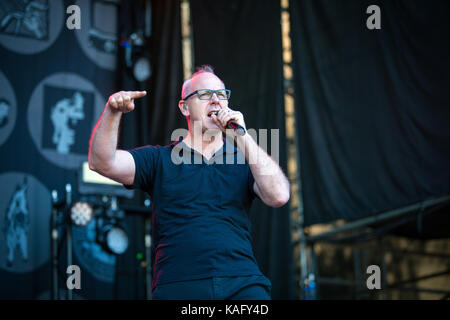 Die amerikanische Punkrock-Band Bad Religion spielt ein Live-Konzert beim norwegischen Musikfestival Øyafestivalen 2015. Hier wird der Leadsänger und Songwriter Greg Graffin live auf der Bühne abgebildet. Norwegen, 13/08 2015. Stockfoto