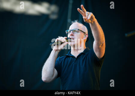 Die amerikanische Punkrock-Band Bad Religion spielt ein Live-Konzert beim norwegischen Musikfestival Øyafestivalen 2015. Hier wird der Leadsänger und Songwriter Greg Graffin live auf der Bühne abgebildet. Norwegen, 13/08 2015. Stockfoto