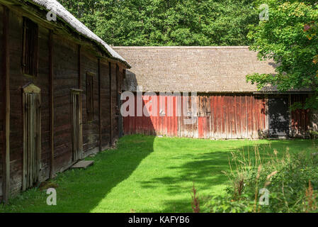 Zwei Scheunen treffen sich in der Ecke einer Farm Yard. Stockfoto