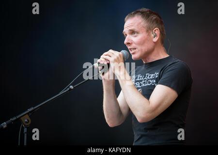 Die schottische Indie-Pop-Band Belle and Sebastian gibt ein Live-Konzert beim norwegischen Musikfestival Øyafestivalen 2015. Hier ist Sänger und Musiker Stuart Murdoch live auf der Bühne zu sehen. Norwegen, 12/08 2015. Stockfoto