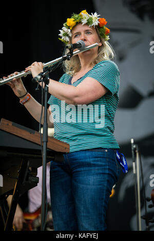 Die schottische Indie-Pop-Band Belle and Sebastian gibt ein Live-Konzert beim norwegischen Musikfestival Øyafestivalen 2015. Hier ist Sängerin und Musikerin Sarah Martin live auf der Bühne zu sehen. Norwegen, 12/08 2015. Stockfoto