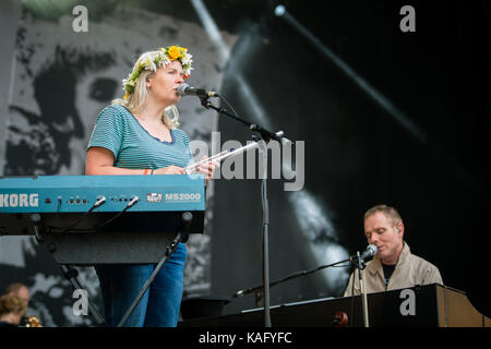 Die schottische Indie-Pop-Band Belle and Sebastian gibt ein Live-Konzert beim norwegischen Musikfestival Øyafestivalen 2015. Hier ist Sängerin und Musikerin Sarah Martin live auf der Bühne zu sehen. Norwegen, 12/08 2015. Stockfoto