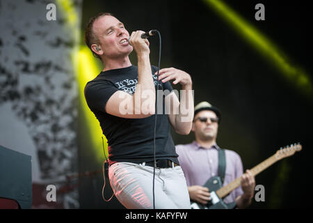 Die schottische Indie-Pop-Band Belle and Sebastian gibt ein Live-Konzert beim norwegischen Musikfestival Øyafestivalen 2015. Hier ist Sänger und Musiker Stuart Murdoch live auf der Bühne zu sehen. Norwegen, 12/08 2015. Stockfoto