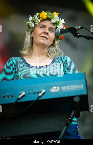 Die schottische Indie-Pop-Band Belle and Sebastian gibt ein Live-Konzert beim norwegischen Musikfestival Øyafestivalen 2015. Hier ist Sängerin und Musikerin Sarah Martin live auf der Bühne zu sehen. Norwegen, 12/08 2015. Stockfoto