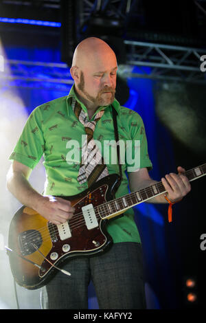 Die schwedische Indie-Rock-Band Bob Hund führt ein Live Konzert im Avalon Bühne bei den Danish Music festival Roskilde Festival 2015. Hier Gitarrist Johnny Essing wird dargestellt, live auf der Bühne. Dänemark, 01/07 2015. Stockfoto