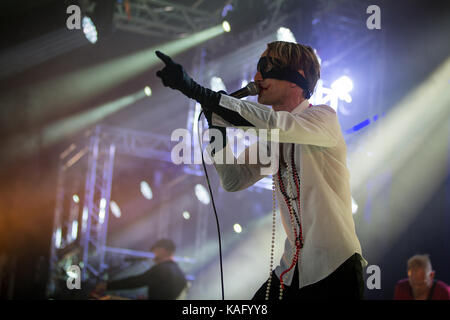 Die schwedische Indie-Rock-Band Bob Hund führt ein Live Konzert im Avalon Bühne bei den Danish Music festival Roskilde Festival 2015. Hier Sänger Thomas Öberg abgebildet ist live auf der Bühne. Dänemark, 01/07 2015. Stockfoto