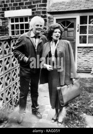 Foto vom 27/09/1983 von Tony Booth und Pat Phoenix außerhalb ihres Hauses im Dorf Mottram. Der Schauspieler und politische Aktivist Tony Booth, der in Till Death Us Do Part starred, gestorben ist, seine Familie, die in einer Aussage gesagt wird. Stockfoto