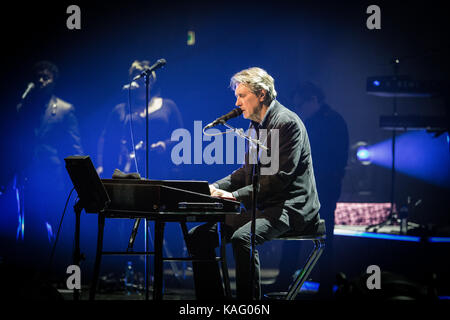 Der englische Sänger, Songwriter und Komponist Bryan Ferry führt ein Live Konzert in Oslo Konserthus. Bryan Ferry ist früher als Sänger und Texter der Art Rock Band Roxy Music bekannt. Norwegen, 01/05 2016. Stockfoto