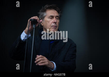 Der englische Sänger und Songwriter Bryan Ferry spielt ein Live-Konzert während des norwegischen Musikfestivals Bergenfest 2017 in Bergen. Bryan Ferry ist früher als Sänger und Texter der Art-Rock-Band Roxy Music bekannt. Norwegen, 17/06 2017. Stockfoto