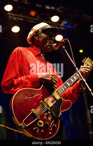 Der amerikanische Sänger, Songwriter und Musiker Chuck Berry gilt als einer der Pioniere des Rock 'n' Roll Musik und ist hier in einem live Konzert in Sentrum Scene in Oslo gesehen. Norwegen, 26/10 2013. Stockfoto