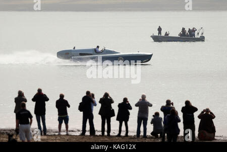 Karl Foulkes-Halbard pilotiert Sir Malcolm Campbells Wasserflugzeug Bluebird K3, während eines Testlaufs auf Bewl Water in Kent. Stockfoto