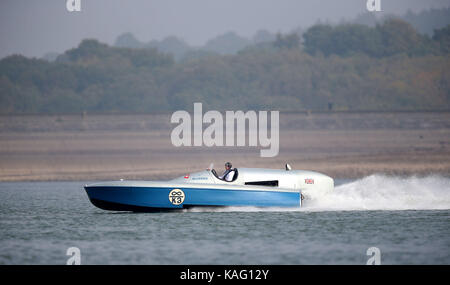 Karl Foulkes-Halbard pilotiert das Wasserflugzeug Bluebird K3 von Sir Malcolm Campbells während eines Testlaufs auf Bewl Water in Kent. Stockfoto