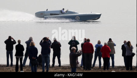 Karl Foulkes-Halbard Piloten Sir Malcolm Campbell&Otilde; s hydroplane Motorboot Bluebird K3, die während eines Testlaufs auf Bewl Wasser in Kent. Stockfoto