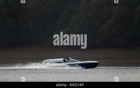 Karl Foulkes-Halbard pilotiert das Wasserflugzeug Bluebird K3 von Sir Malcolm Campbells während eines Testlaufs auf Bewl Water in Kent. Stockfoto