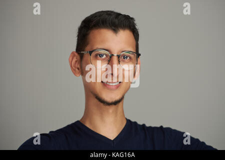 Porträt der jungen Hispanic Mann in Gläsern close-up Stockfoto