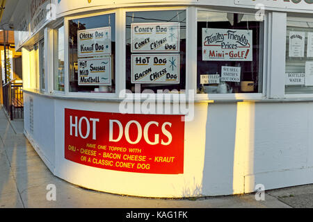 Ein Hotdog-Stand auf dem Genf-on-the-Lake-Streifen ist für die Saison in diesem Sommerziel geschlossen. Stockfoto