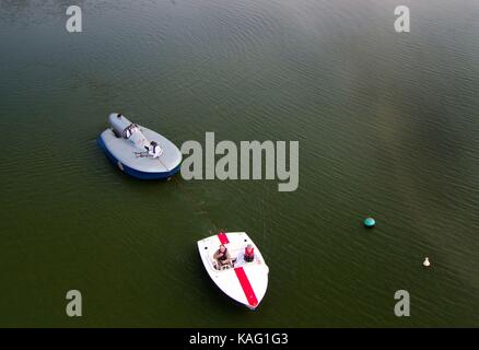 Karl Foulkes-Halbard sitzt im Cockpit von Sir Malcolm Campbell&Otilde; s hydroplane Motorboot Bluebird K3, wie es sich vor einem Test auf Bewl Wasser in Kent abgeschleppt wird. Stockfoto