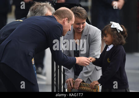 Der Herzog von Cambridge erhält ein Geschenk von lokalen Schüler Tegan, 8, bei einem Besuch der Milton Keynes stieg zum 50. Jahrestag von Milton Keynes zu markieren. Stockfoto