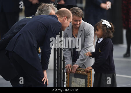 Der Herzog von Cambridge erhält ein Geschenk von lokalen Schüler Tegan, 8, bei einem Besuch der Milton Keynes stieg zum 50. Jahrestag von Milton Keynes zu markieren. Stockfoto