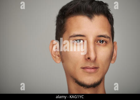 Close-up Portrait der hispanischen junger Mann. Leiter der attraktiven Mann Stockfoto