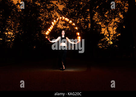 Hexe spielen mit leuchten wie Feuer im Wald während der Halloween Stockfoto